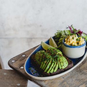 AVOCADO & EGGS TOAST (VEGGIE)